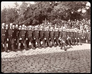 Vy över polis som marscherar i en polisparad i New York City, New York, 1898 (silvergelatintryck)